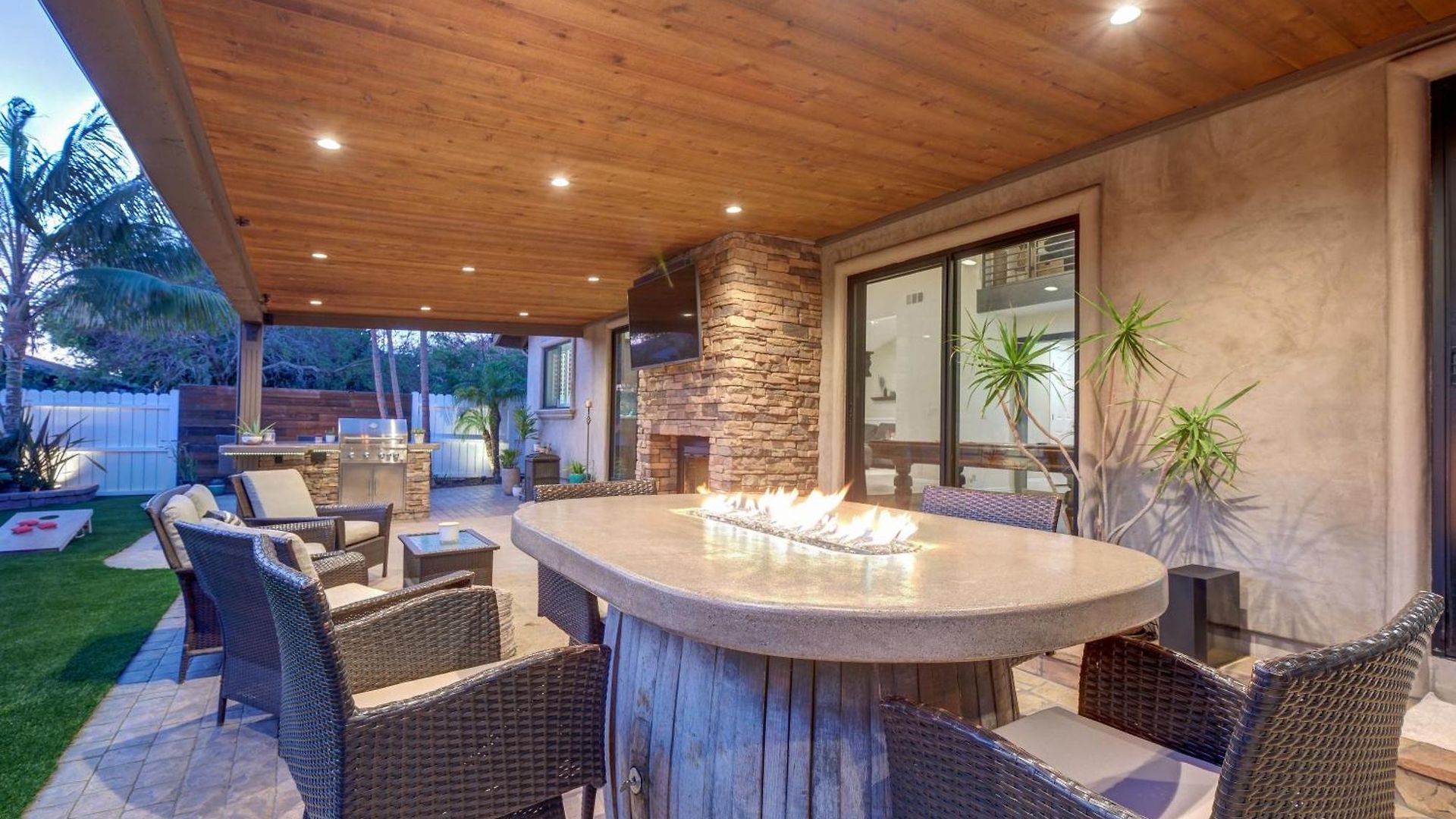 Walk To Lagoon! Luxe Coastal Escape W/ Pool Table Holiday home