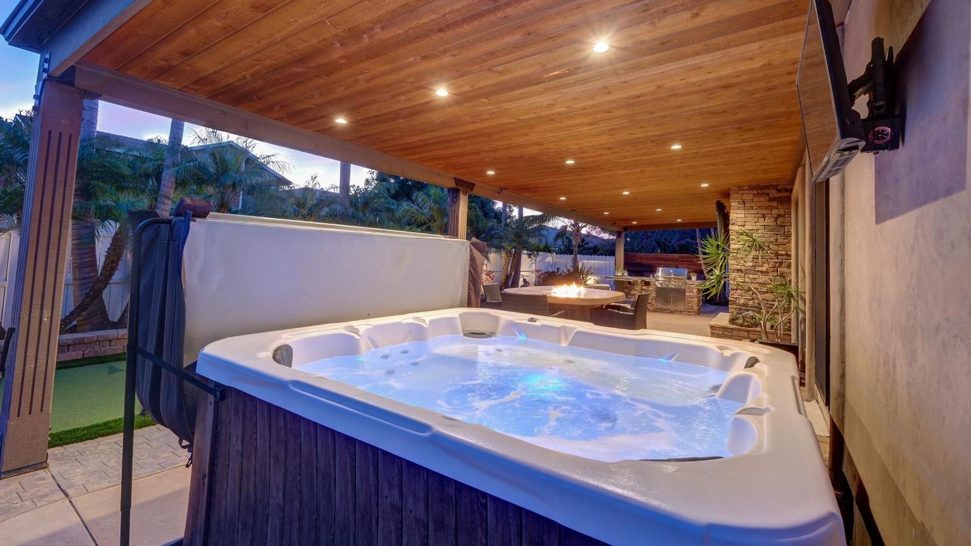 Holiday home Walk To Lagoon! Luxe Coastal Escape W/ Pool Table *