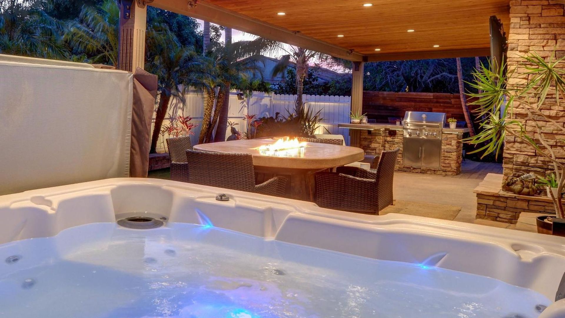 Holiday home Walk To Lagoon! Luxe Coastal Escape W/ Pool Table *
