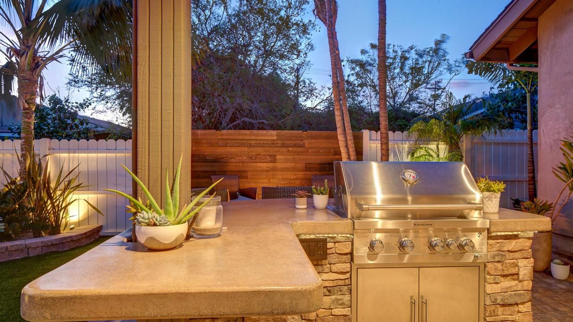 Walk To Lagoon! Luxe Coastal Escape W/ Pool Table Holiday home