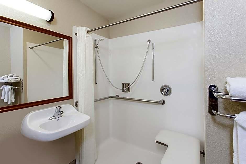 Days By Wyndham Hotel Carlsbad