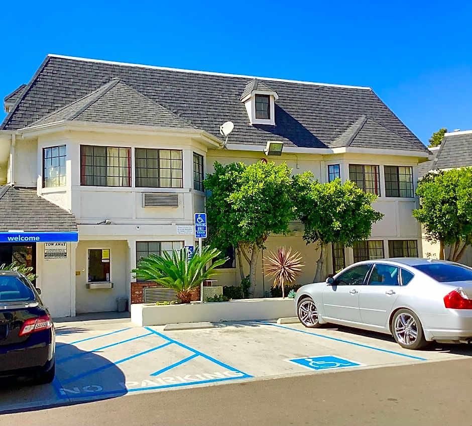 Hotel 6-carlsbad, Ca - Village 2*