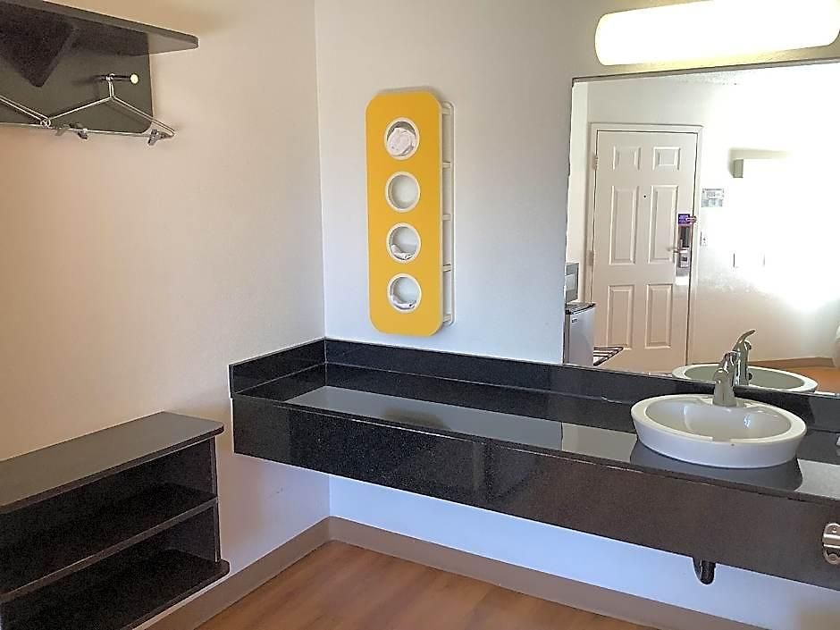 6-carlsbad, Ca - Village Hotel