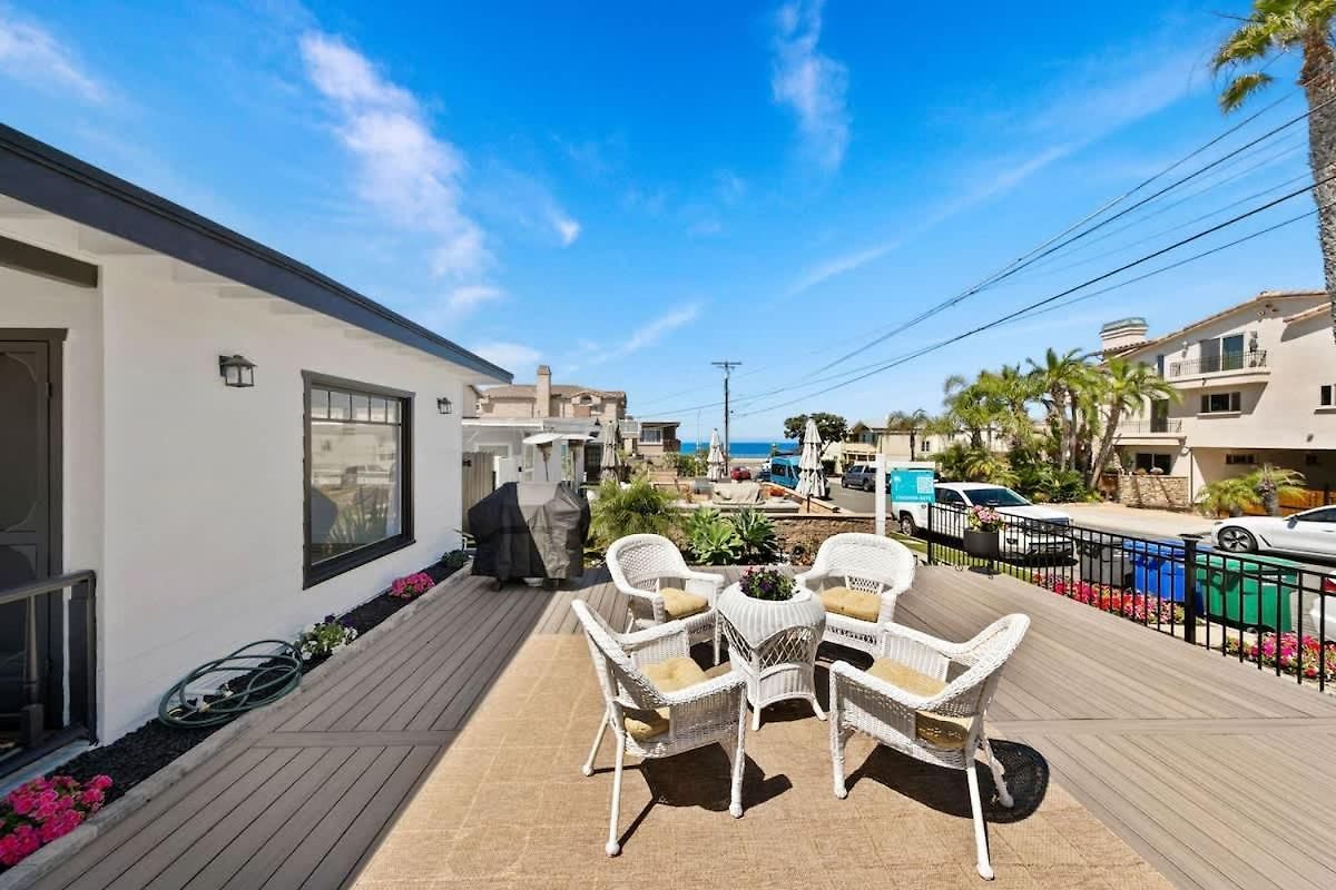 2 Bedroom With Ocean Views Large Deck Remodeled Holiday home