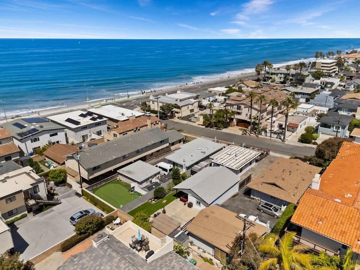 Holiday home 2 Bedroom With Ocean Views Large Deck Remodeled *