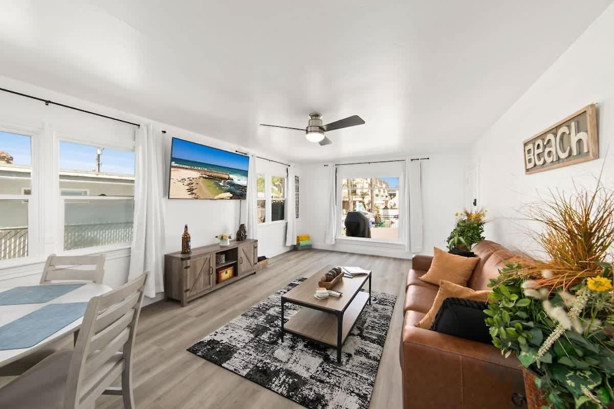 Holiday home 2 Bedroom With Ocean Views Large Deck Remodeled