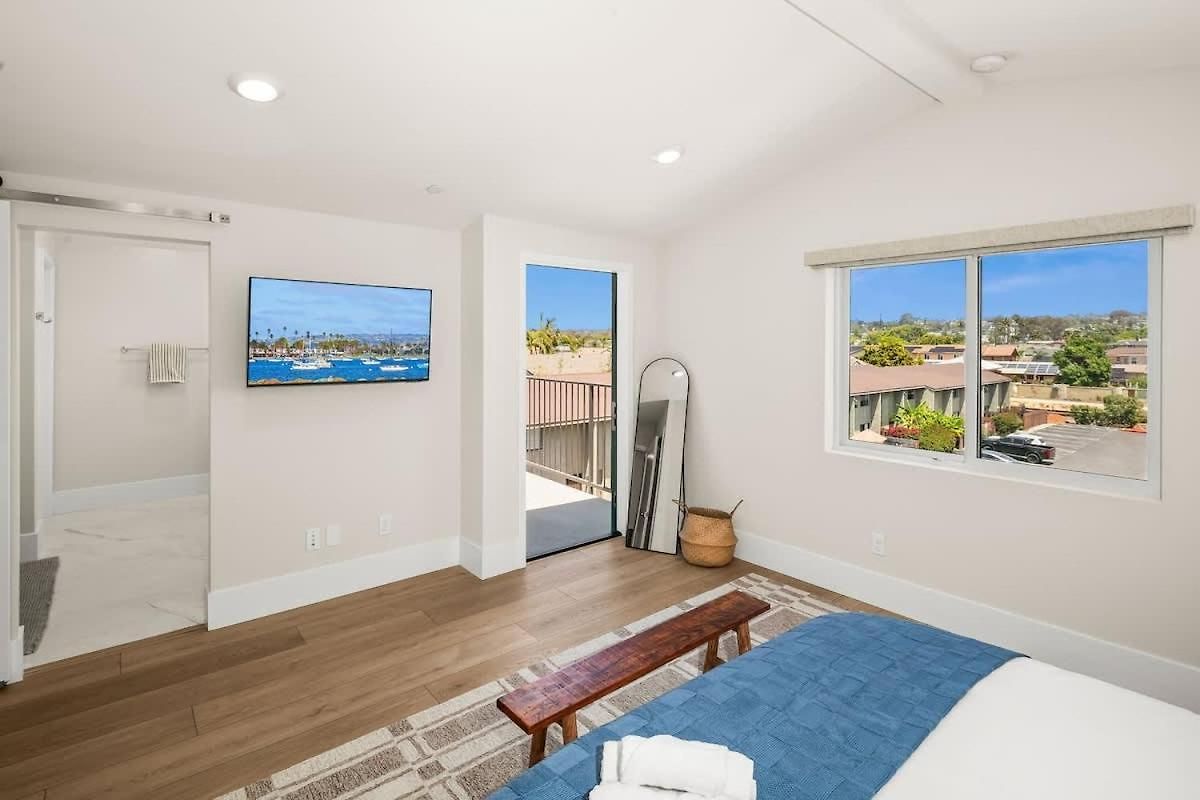 3 Minute Walk To 4 Bedroom Holiday home *