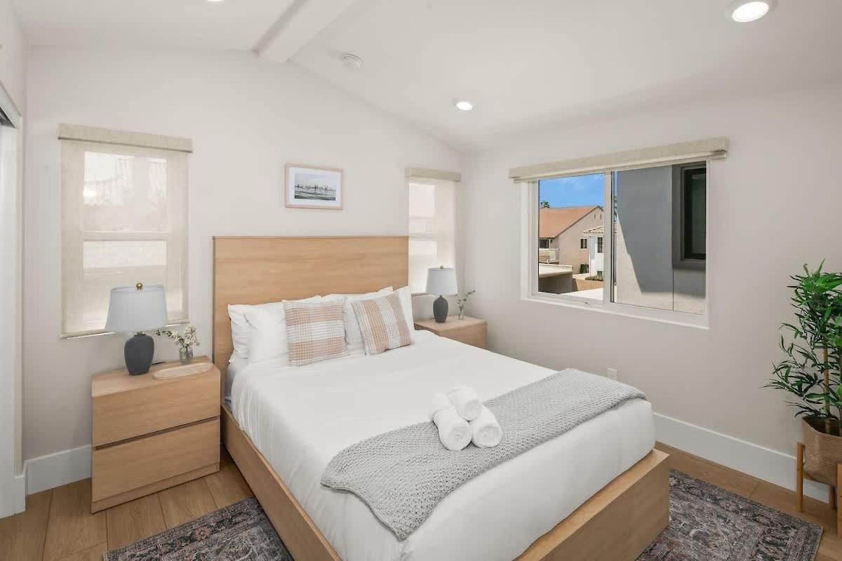 3 Minute Walk To 4 Bedroom Holiday home *