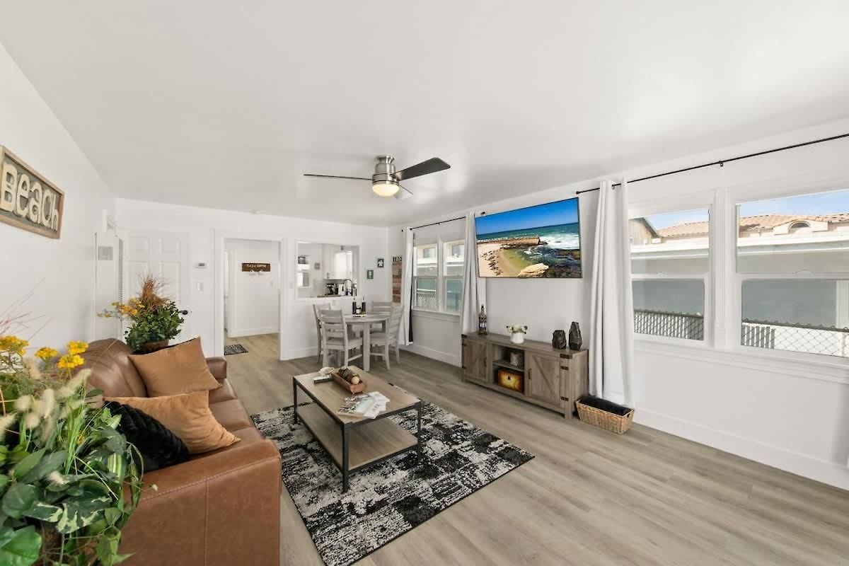2 Bedroom With Ocean Views Large Deck Remodeled Holiday home *