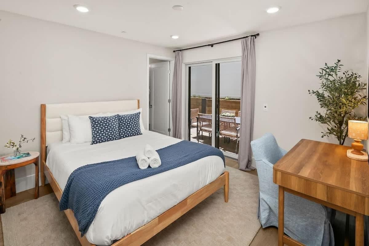3 Minute Walk To 4 Bedroom Holiday home *