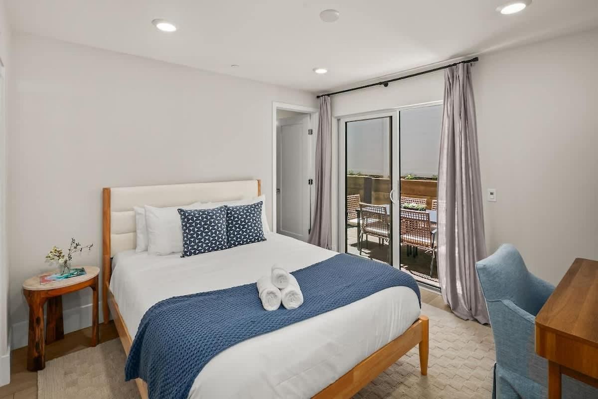 3 Minute Walk To 4 Bedroom Holiday home