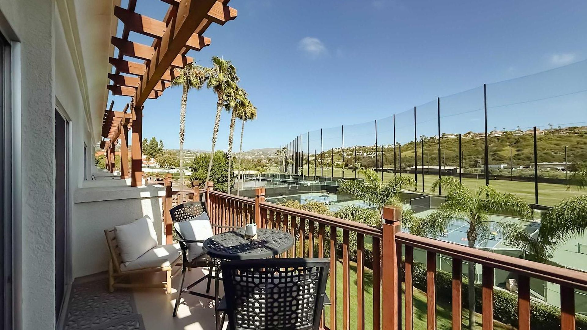 Holiday home With Tennis Court View & King Beds Carlsbad