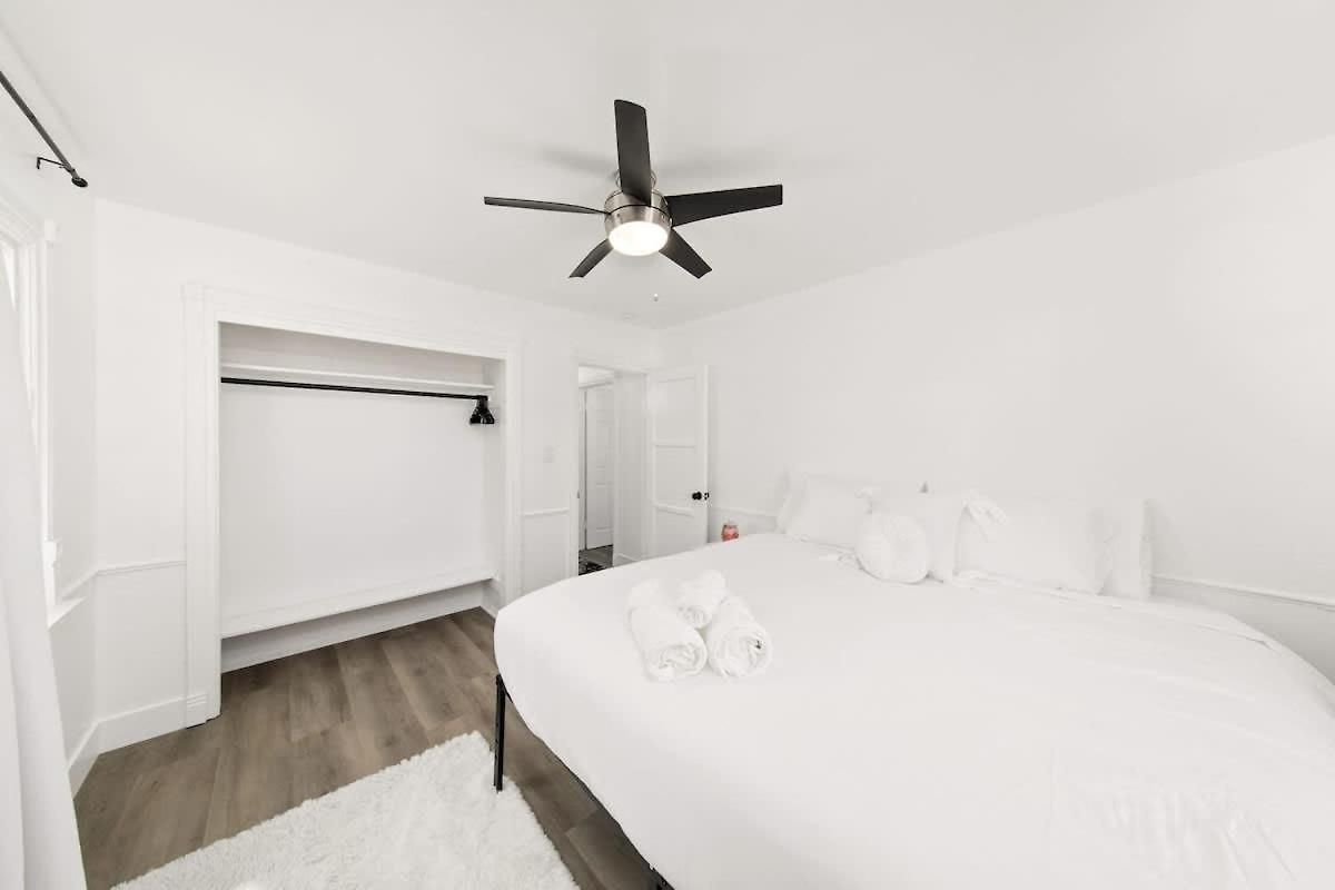 Holiday home 2 Bedroom With Ocean Views Large Deck Remodeled *
