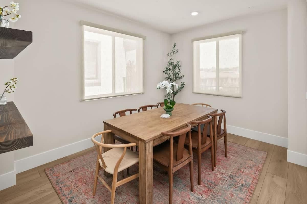 3 Minute Walk To 4 Bedroom Holiday home