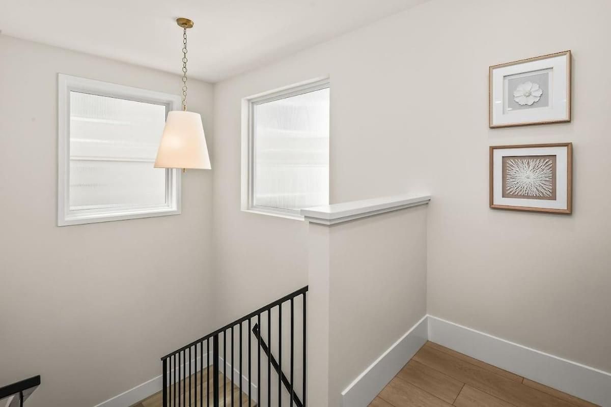 3 Minute Walk To 4 Bedroom *
