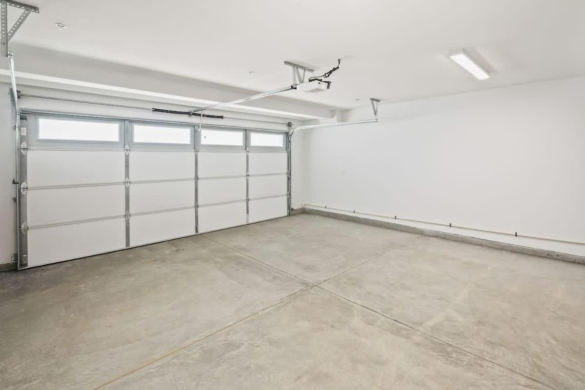3 Minute Walk To 4 Bedroom *