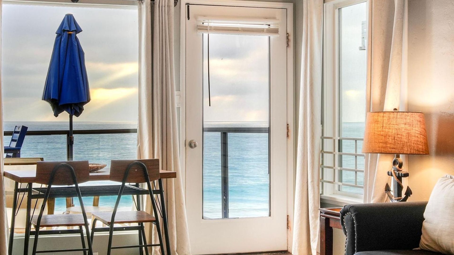 Apartment Oceanfront Unit, Private Balcony, Access, Sunset Views *