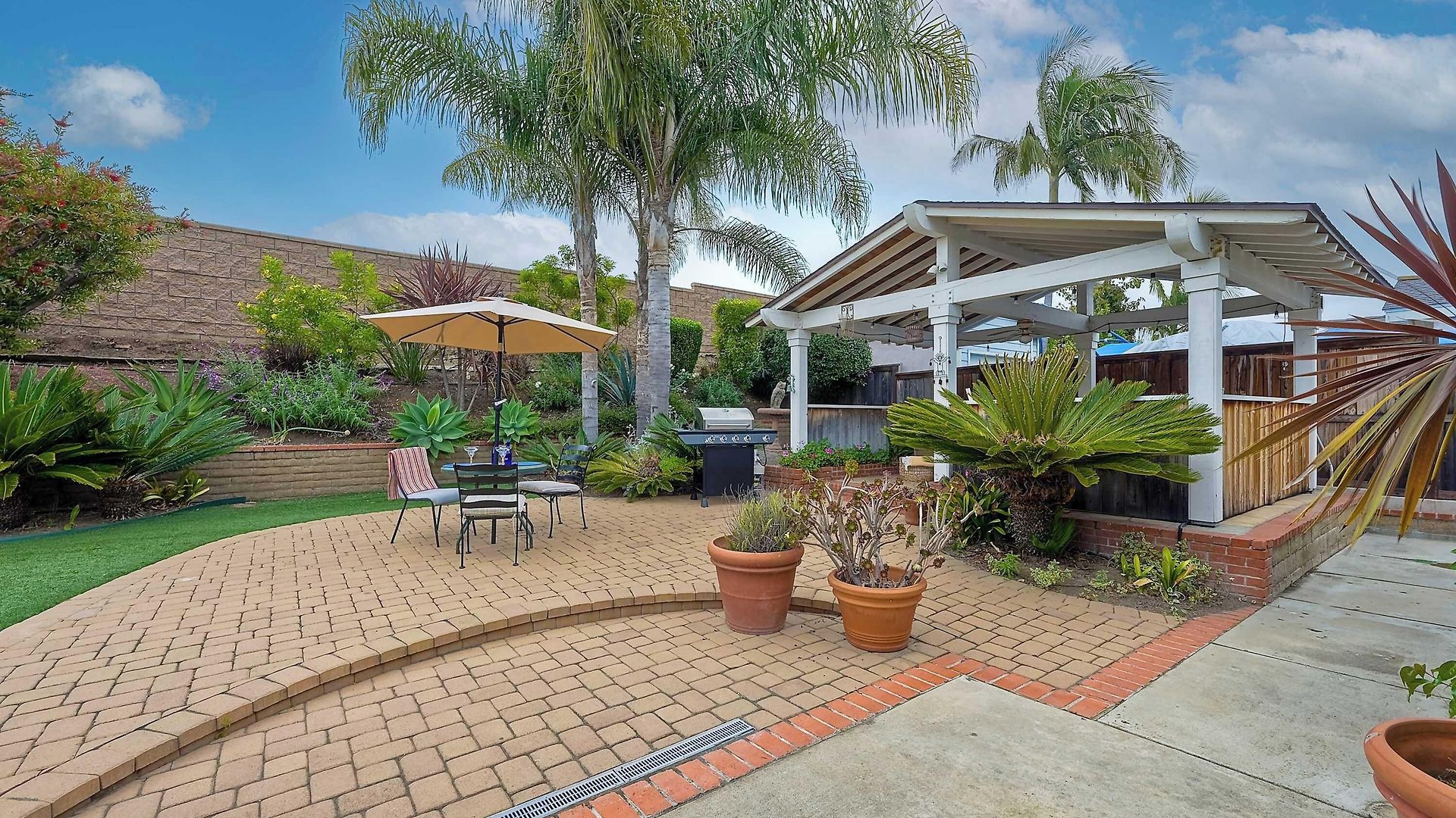 Charm - 3br Stunner