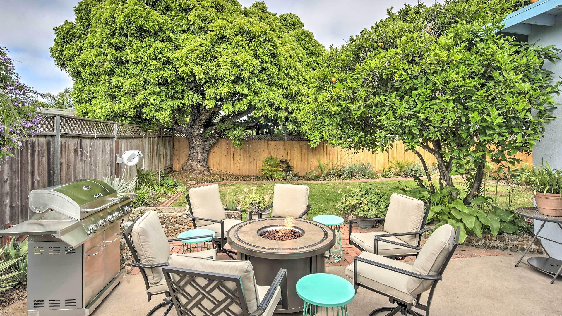Coastal Home: 1 Mi To & Downtown Holiday home