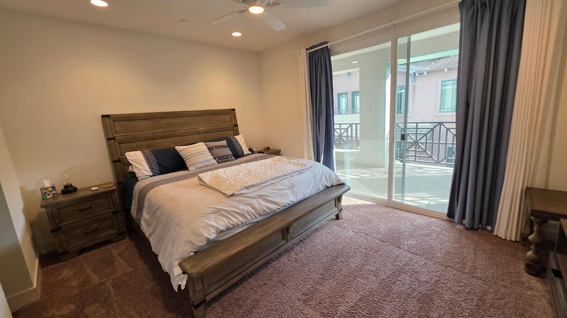 Homestay Master Bedroom-2 With Bathroom, Parking, Balcony 4-min Walking To The & Downtown In