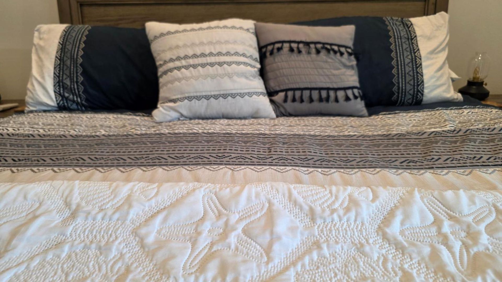 Master Bedroom-2 With Bathroom, Parking, Balcony 4-min Walking To The & Downtown In Homestay *