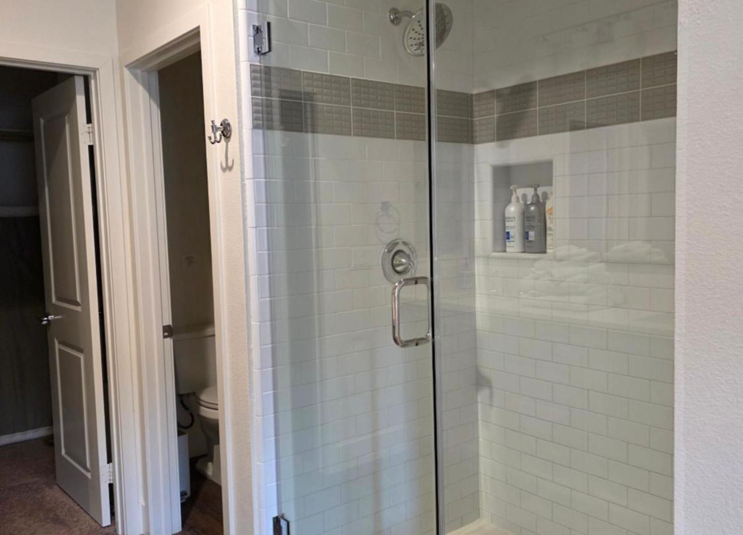 Homestay Master Bedroom-2 With Bathroom, Parking, Balcony 4-min Walking To The & Downtown In