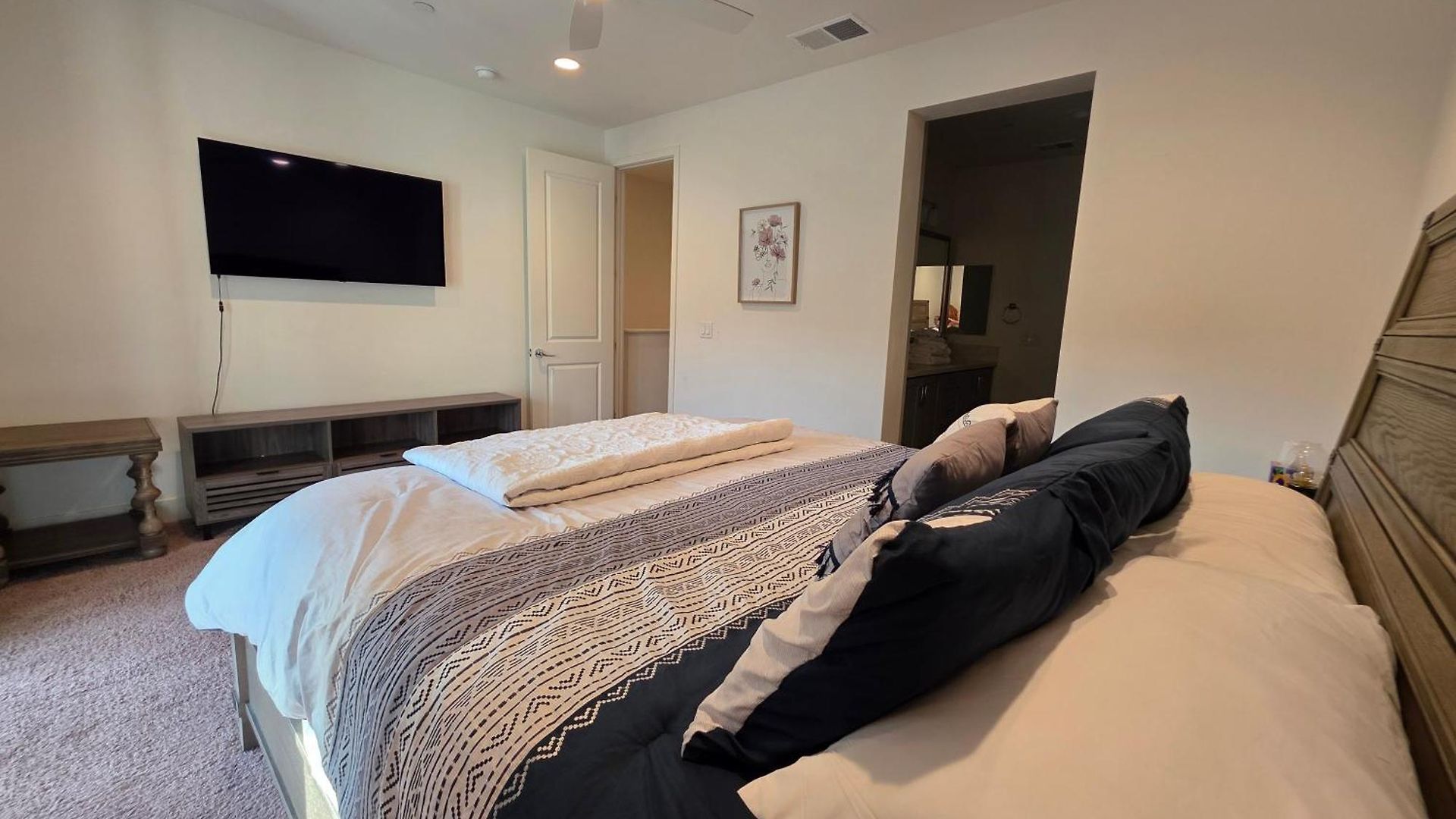 Master Bedroom-2 With Bathroom, Parking, Balcony 4-min Walking To The & Downtown In *