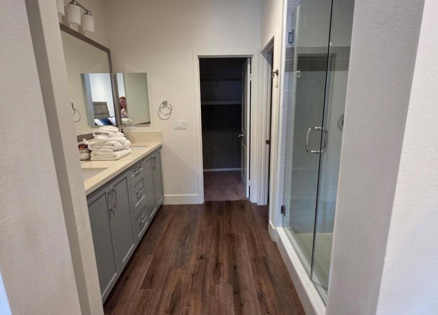 Homestay Master Bedroom-2 With Bathroom, Parking, Balcony 4-min Walking To The & Downtown In *