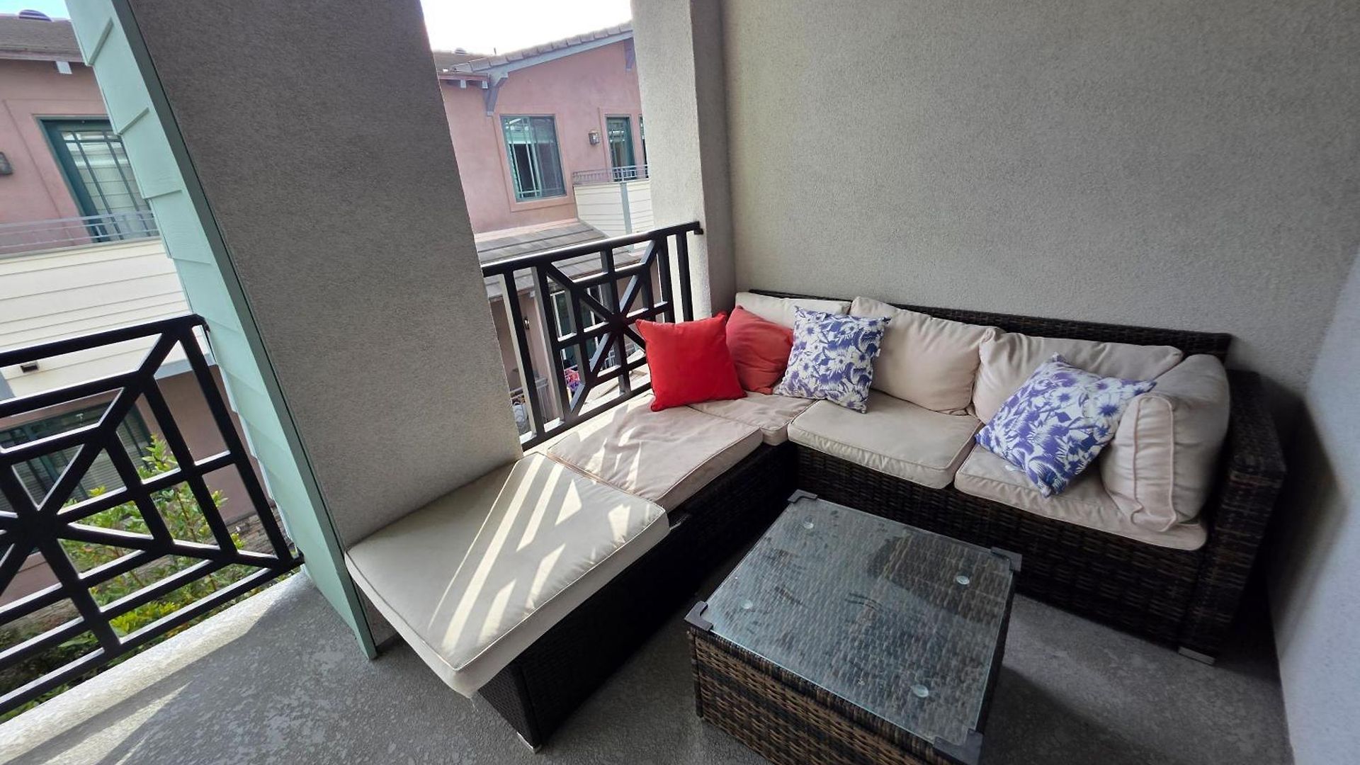Master Bedroom-2 With Bathroom, Parking, Balcony 4-min Walking To The & Downtown In Homestay Carlsbad