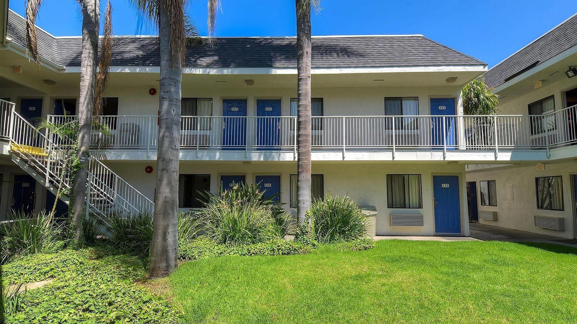 6-carlsbad, Ca - Village Hotel 2*