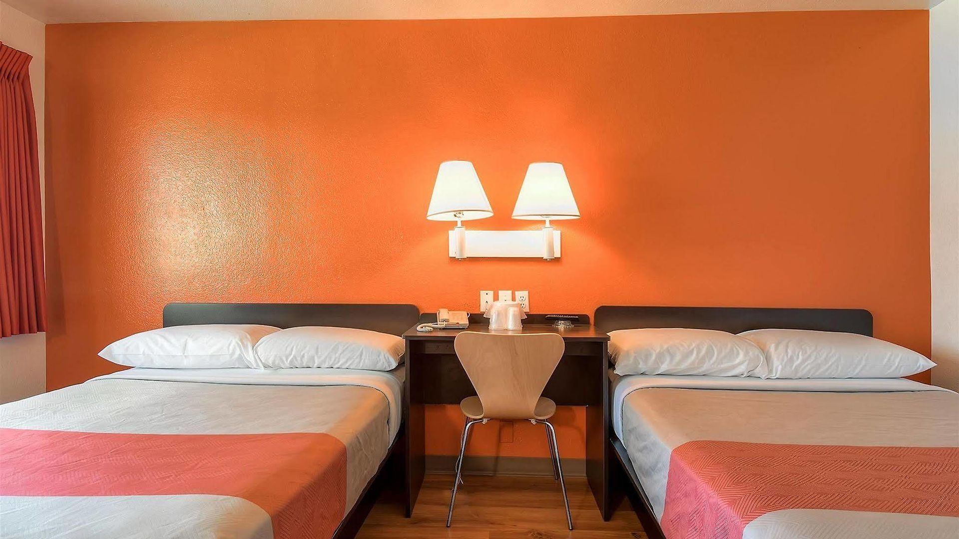 6-carlsbad, Ca - Village Hotel 2*