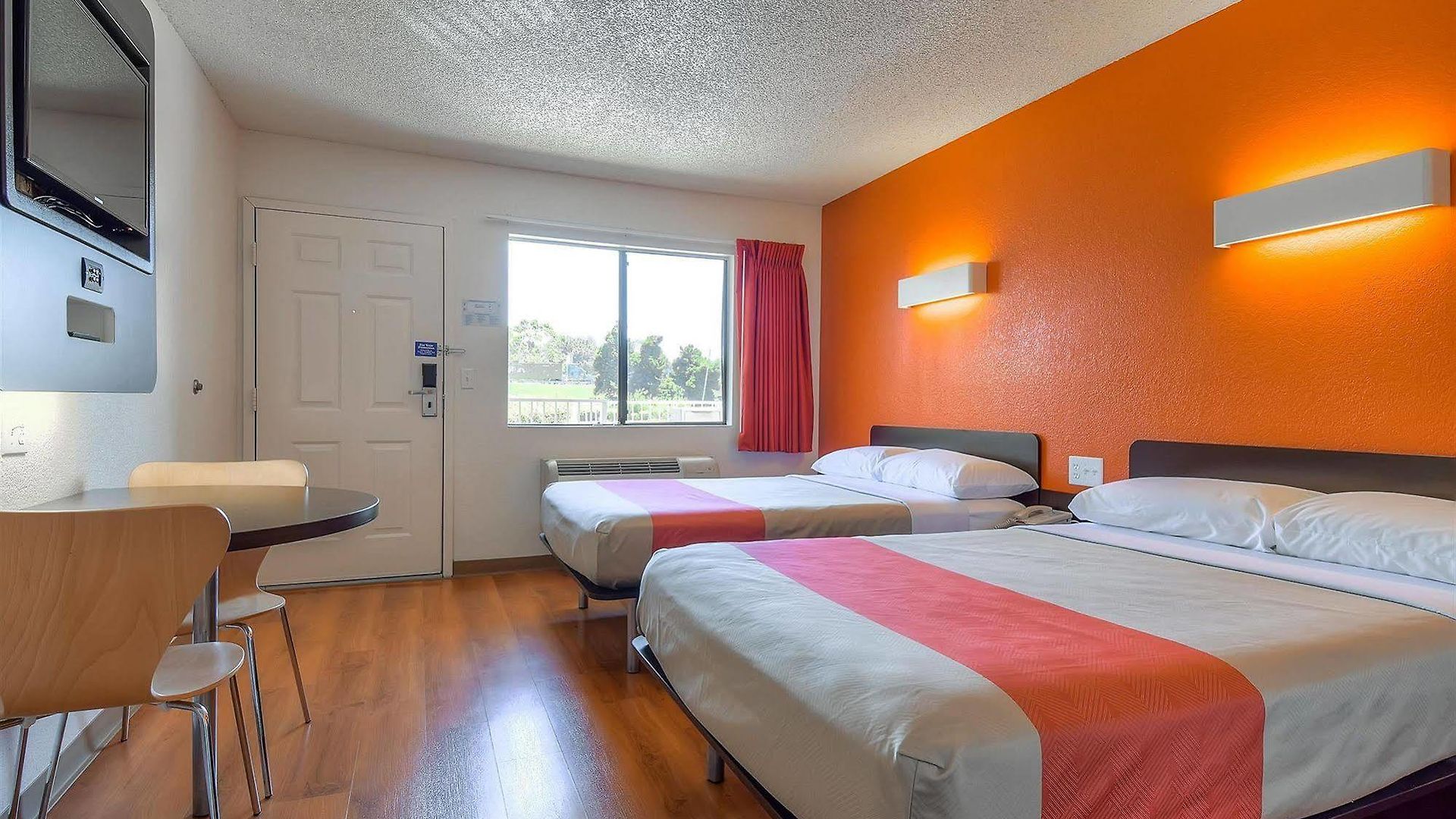 6-carlsbad, Ca - Village Hotel 2*