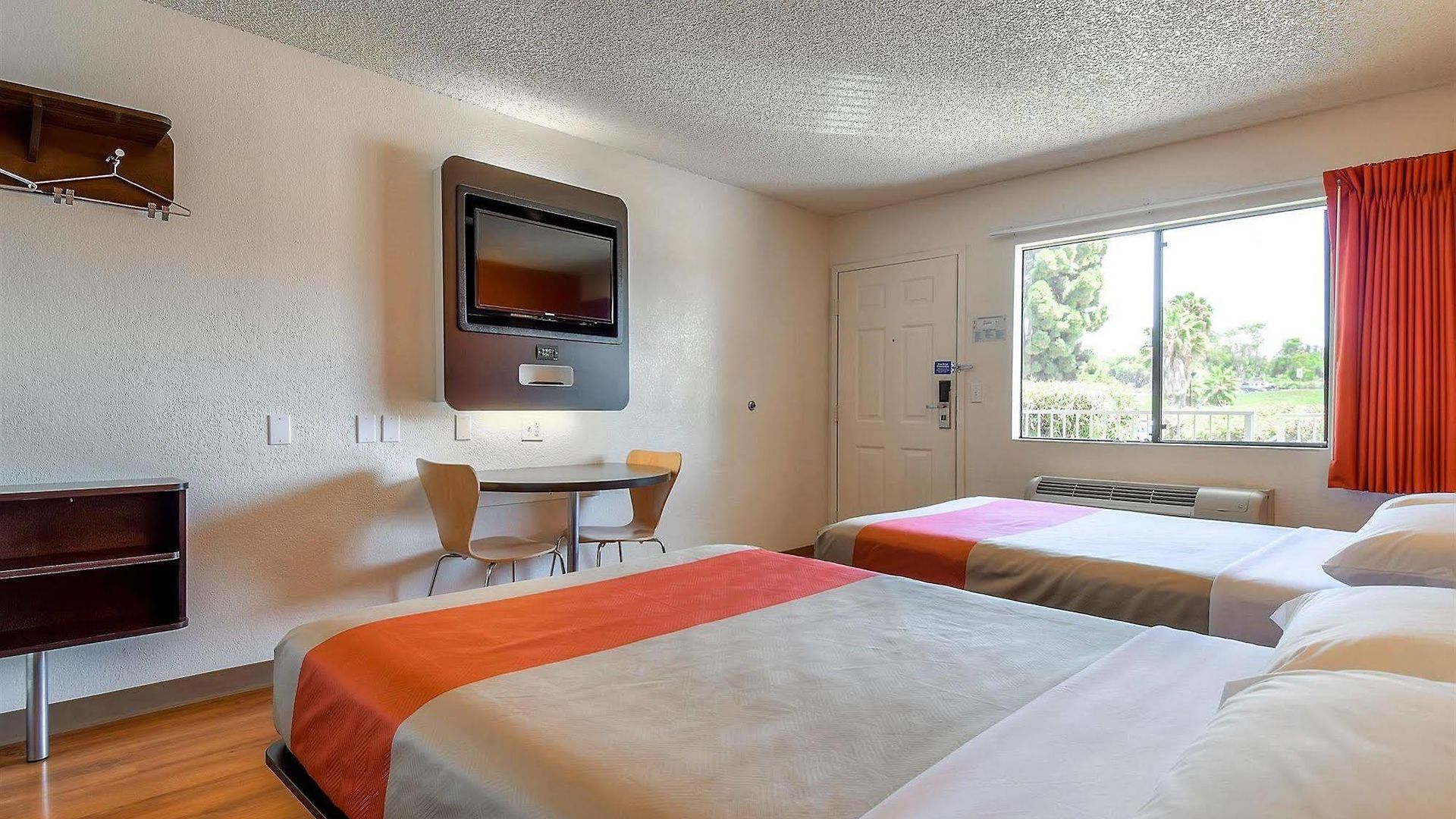 6-carlsbad, Ca - Village Hotel 2*