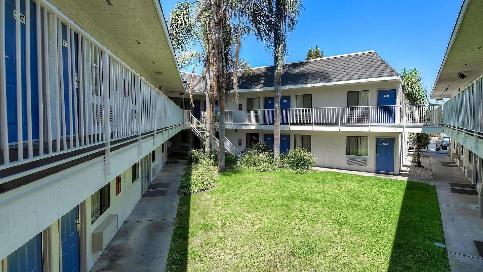 6-carlsbad, Ca - Village Hotel 2*