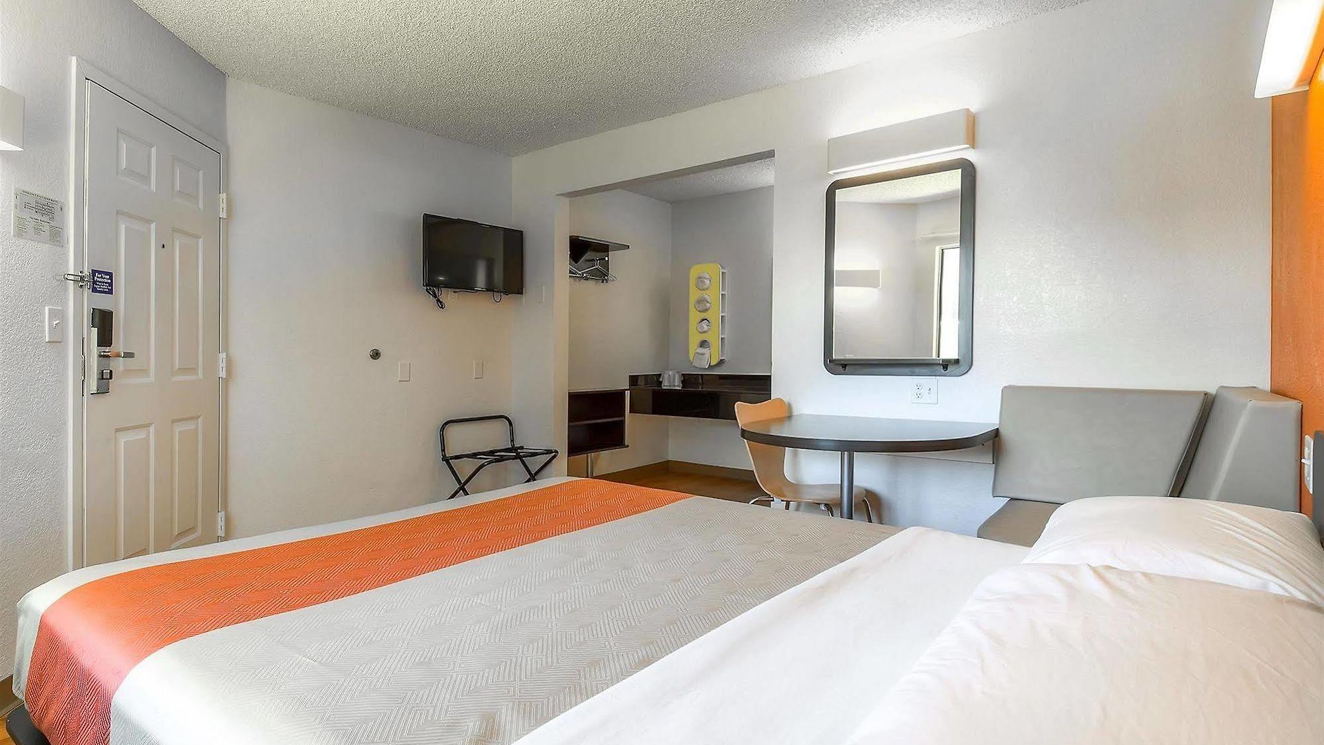 6-carlsbad, Ca - Village Hotel 2*