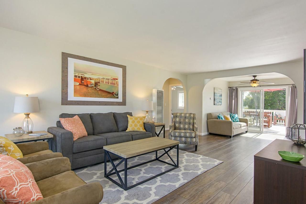 Ultimate - 1 Block From - Huge Backyard Holiday home