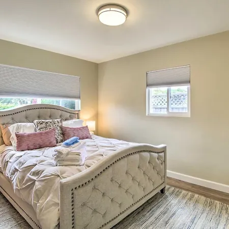 Coastal Home: 1 Mi To & Downtown Holiday home