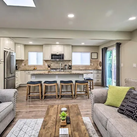 Coastal Home: 1 Mi To & Downtown Holiday home Carlsbad
