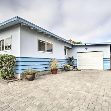 Holiday home Coastal Home: 1 Mi To & Downtown