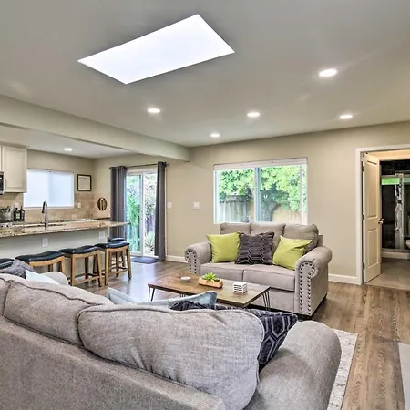Coastal Home: 1 Mi To & Downtown Carlsbad