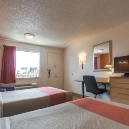 Hotel 6-carlsbad, Ca - East Near Legoland 3*