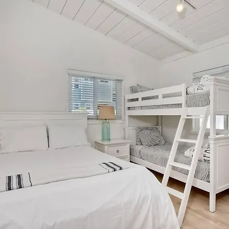 Walk To Beach, Ac, Firepit, Grill