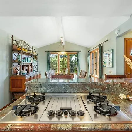 Oceanview, Walk To Beach, Fire Pit Holiday home