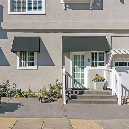 Ocean Views, Across The Street From Beach, Private Patio Apartment