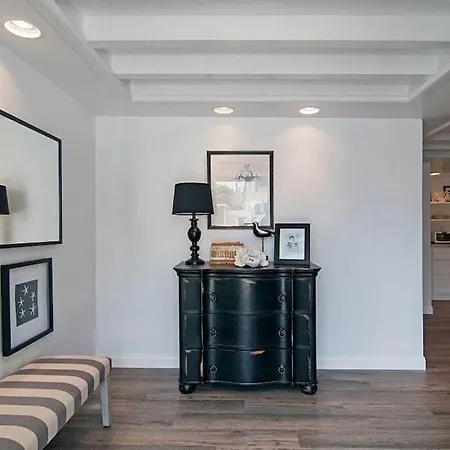 Apartment Remodeled Bungalow, Block To The *