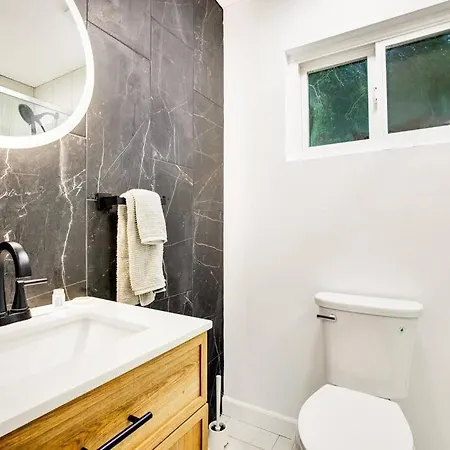 Newly Renovated Tropical Bungalow In Apartment *