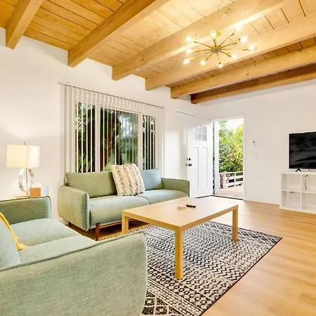 Newly Renovated Tropical Bungalow In Carlsbad