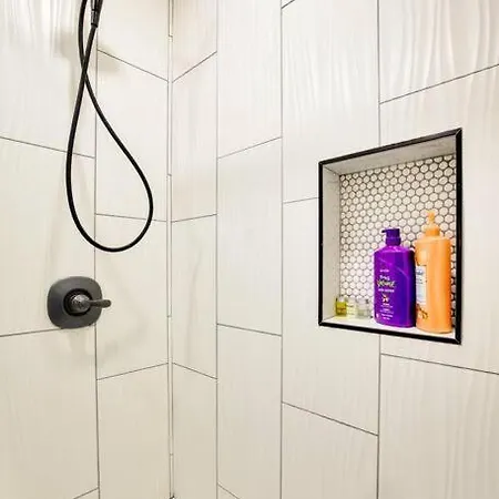 Newly Renovated Tropical Bungalow In Apartment