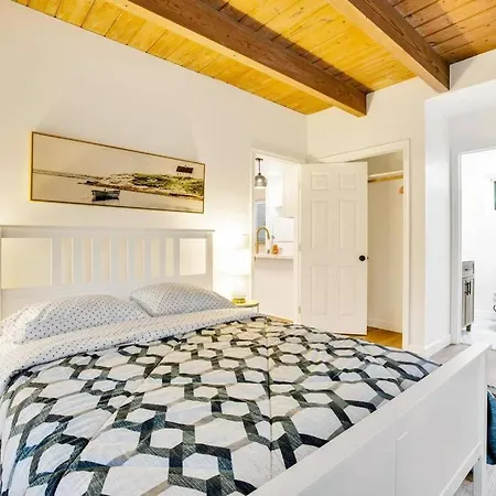 Newly Renovated Tropical Bungalow In Apartment *