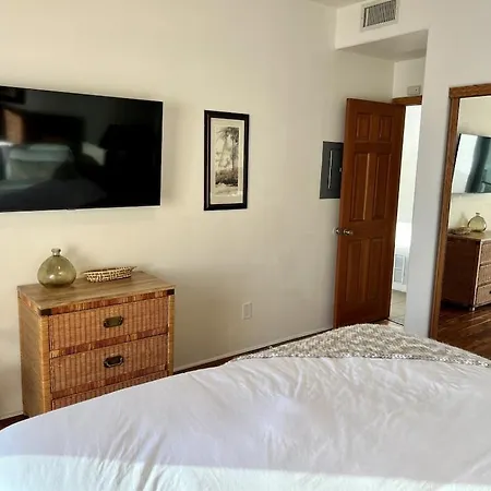 Oceanfront 2br Condo, Private & Patio, Rare Find Apartment